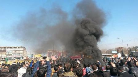 معترضان به عدم توزیع تذکره الکترونیکی آدمک های غنی و عبدالله را آتش زدند