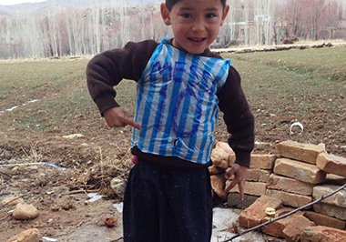 پسر بچه‌ی خلاق افغان در انتظار دیدار لیونل مسی
