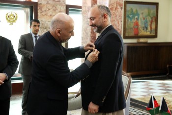 اهدای مدال عالی دولتی به «حنیف اتمر» توسط رئیس جمهور