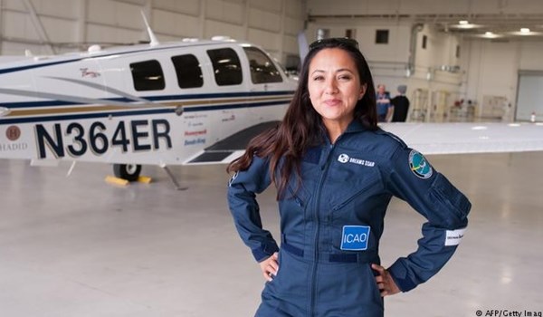 خلبان زن افغانستانی به تنهایی به دور جهان پرواز می‌کند
