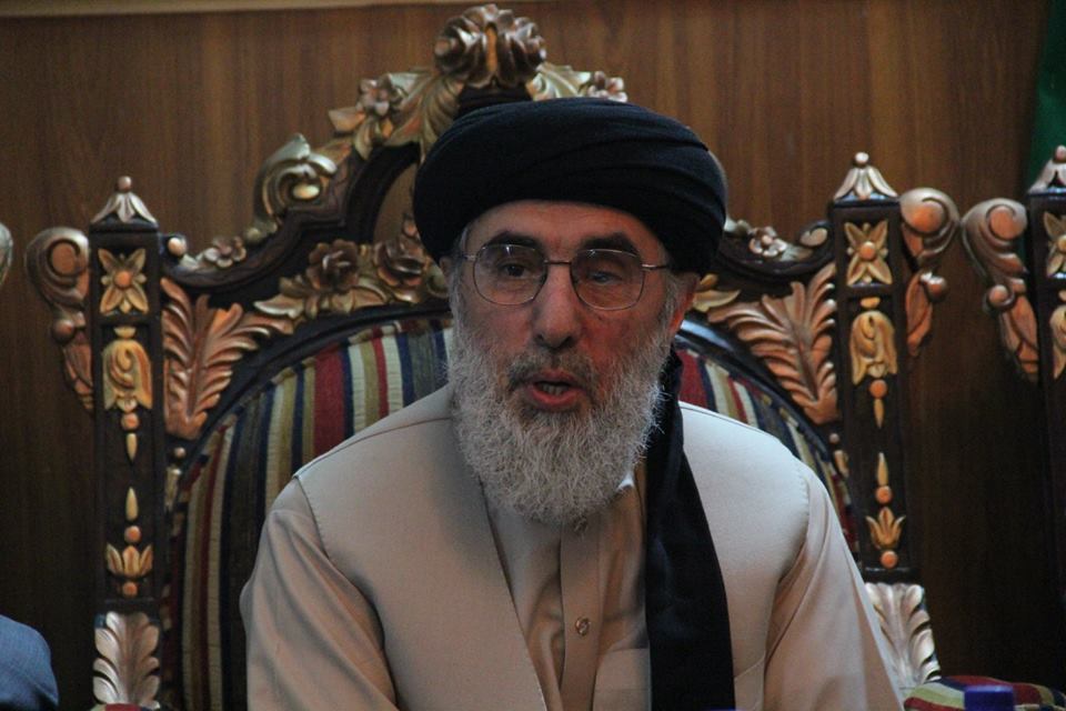 اظهارات تازۀ حکمتیار در مورد واگذاری مناطق امن به طالبان و آغاز مذاکرات صلح با آنان