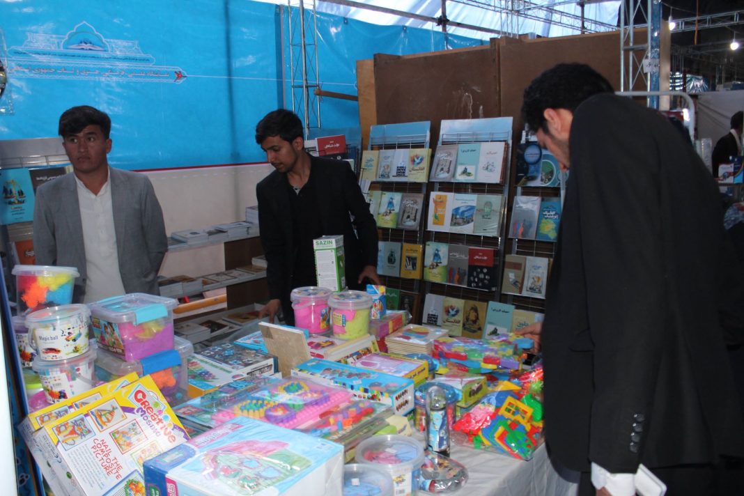 استقبال دانشجویان دانشگاه کابل از برگزاری نمایشگاه کتاب جمهوری اسلامی ایران