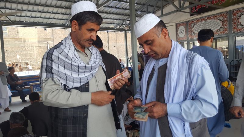 بانک مرکزی: ۳۶ در صد افغان‌ها معاملات بانکی انجام نمی‌دهند