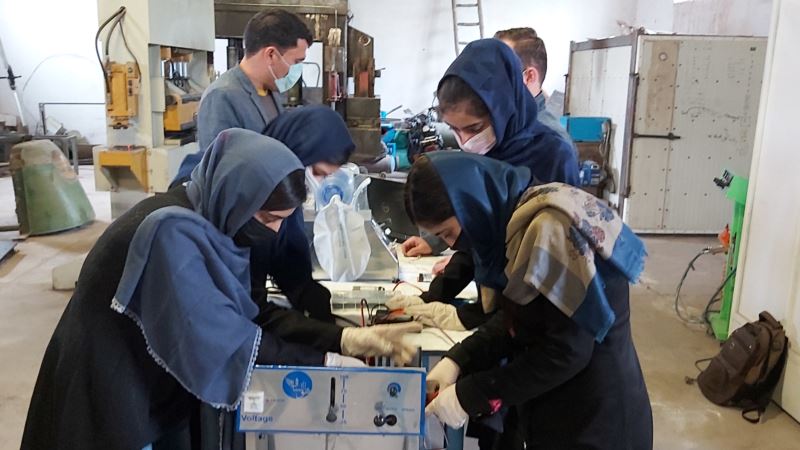 دختران تیم روباتیک افغانستان دستگاه تنفس مصنوعی ساختند