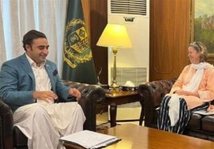 تأکید وزیر خارجه پاکستان بر حمایت جامعه جهانی از مهاجرین افغانستانی